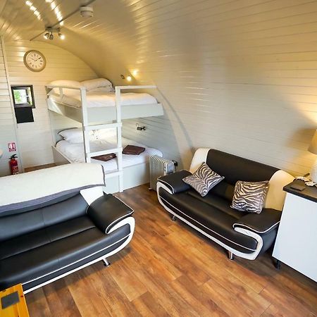 Deluxe Glamping Pod With Hot Tub Hotel Frodsham Exterior photo