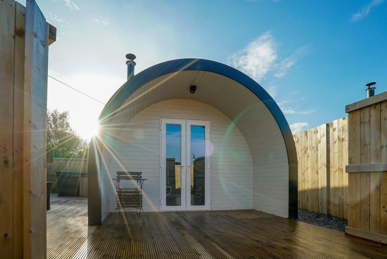 Deluxe Glamping Pod With Hot Tub Hotel Frodsham Exterior photo